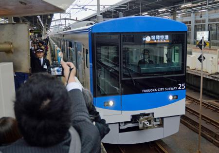 　姪浜駅を出発する福岡市地下鉄の新型車両「４０００系」＝２９日午後、福岡市