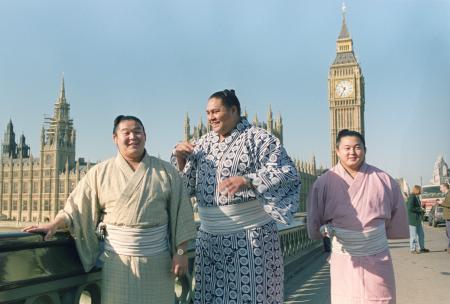 　１９９１年１０月に実施された大相撲のロンドン公演で、ロンドン市内を観光する（左から）若花田、曙、舞の海（共同）