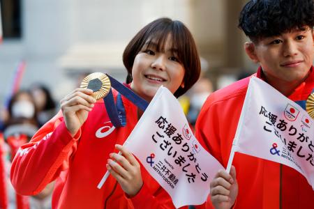 　パリ五輪・パラリンピックの日本選手団による応援感謝イベントで、記念撮影に応じるレスリング女子の藤波朱理（左）＝３０日午前、東京・日本橋