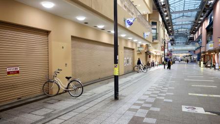 　シャッターを下ろした空き店舗が目立つ大正筋商店街＝１０月、神戸市長田区