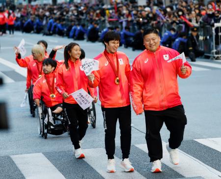 　パリ五輪・パラリンピックの日本選手団による応援感謝イベントで行進する、パラ競泳男子の木村敬一（右から２人目）ら＝３０日午前、東京・日本橋