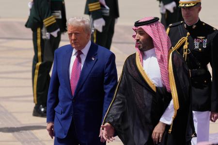 　１３日、サウジアラビアの首都リヤドの空港に到着したトランプ米大統領（左）と出迎えたサウジのムハンマド皇太子（ＡＰ＝共同）