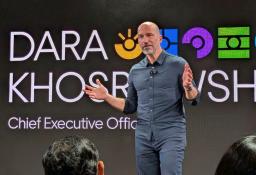 　講演する米ウーバー・テクノロジーズのダラ・コスロシャヒＣＥＯ＝１４日、ニューヨーク（共同）