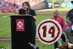 　故ピート・ローズ氏をたたえる式典でスピーチする娘のフォーン氏＝１４日、シンシナティ（ＡＰ＝共同）