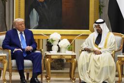 　１５日、アラブ首長国連邦（ＵＡＥ）の首都アブダビでムハンマド大統領（右）と会談するトランプ米大統領（ＡＰ＝共同）