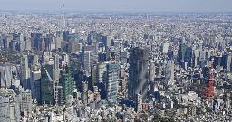 　高層ビルが林立する東京都心部。右は東京タワー、左奥は東京スカイツリー＝２０２３年１月（共同通信社ヘリから）