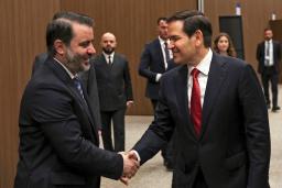 　１５日、シリア暫定政府のシェイバニ外相（左）と握手するルビオ米国務長官＝トルコ南部アンタルヤ（ロイター＝共同）