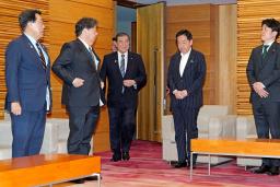 　閣議に臨む石破首相（中央）ら＝１６日午前、首相官邸