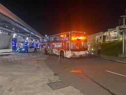 　１６日、台湾北部・桃園国際空港で事故を起こしたバス（警察提供・中央通信社＝共同）