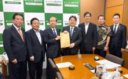 　林官房長官（中央）に提言書を手渡す「超党派花粉症対策議員連盟」の山口俊一会長＝１６日午前、国会