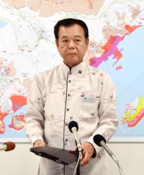 　報道陣の取材に応じる沖縄県南城市の古謝景春市長＝１６日午後、南城市役所