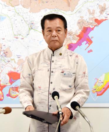 　報道陣の取材に応じる沖縄県南城市の古謝景春市長＝１６日午後、南城市役所
