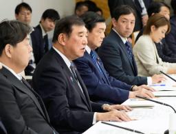 　経団連など経済３団体のトップらとの意見交換会で発言する石破首相（左から２人目）＝１６日午後、首相官邸