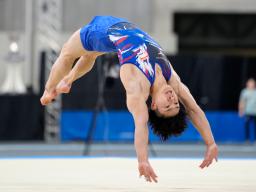 　男子個人総合　岡慎之助の床運動＝東京体育館