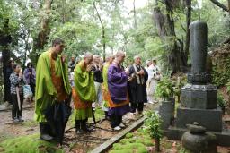 　補陀洛山寺の裏山にある「渡海上人」の墓前で読経する僧侶ら＝１７日午後、和歌山県那智勝浦町
