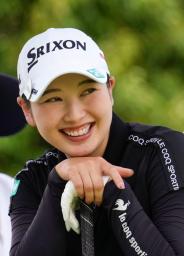 　第２日、１８番ティーで笑顔の小祝さくら。通算９アンダーで首位＝福岡雷山ＧＣ
