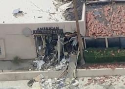 　爆発現場に散らばる破片＝１７日、パームスプリングス（ＡＢＣ７　ロサンゼルス提供・ＡＰ＝共同）