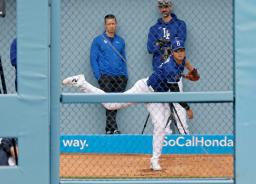 　ブルペンで投球練習するドジャース・大谷＝ロサンゼルス（共同）
