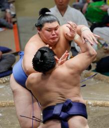　平戸海（手前）を攻める大の里。押し出しで下し、勝ち越しを決める＝両国国技館