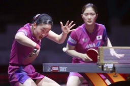 　女子ダブルス２回戦でストレート勝ちした張本美和（左）、木原美悠組＝ドーハ（共同）