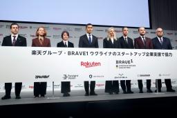　記者会見で、ウクライナの企業関係者らと記念写真に納まる楽天グループの向井秀明執行役員（左から４人目）＝２０日午前、東京都内