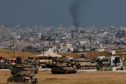 　２０日、イスラエルとガザの境界付近の軍事車両（ロイター＝共同）