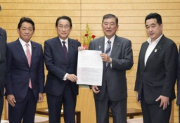 　岸田前首相（中央左）から能登半島地震を踏まえた災害対応に関する提言を受け取る石破首相（同右）＝２０日午後、首相官邸