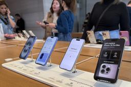 　米シカゴのアップルストアでｉＰｈｏｎｅ（アイフォーン）を求める買い物客＝４月（ゲッティ＝共同）