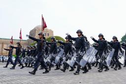 　警視庁機動隊の観閲式で行進する隊員＝２１日午前、東京・明治神宮外苑