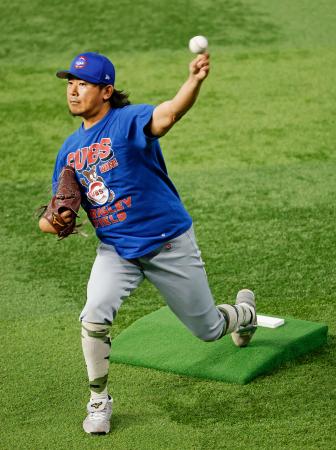 　試合前、傾斜をつける器具を使いキャッチボールするカブス・今永＝マイアミ（共同）