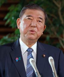 　江藤拓農相の更迭に関し、記者団の取材に応じる石破首相＝２１日午前、首相官邸