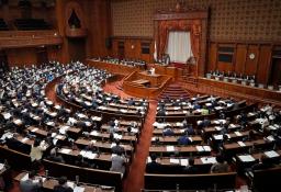 　教員給与特別措置法改正案など関連法案が審議入りした参院本会議＝２１日午前