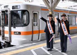 　ＪＲ沼津駅で一日駅長を務めた、人気アニメ「ラブライブ！サンシャイン！！」に出演する声優の逢田梨香子さん（左）と鈴木愛奈さん＝２１日午前