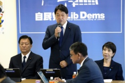 　外国人問題に関する特命委員会の会合であいさつする自民党の小野寺政調会長＝２１日午後、東京・永田町の党本部
