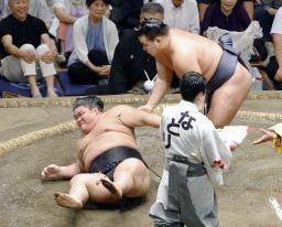 　伯桜鵬（左）の腰砕けで勝った豊昇龍＝両国国技館