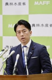 　就任の記者会見を開いた小泉農相＝２１日午後、農水省