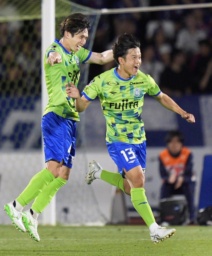 　湘南―ＦＣ東京　後半、決勝ゴールを決め、大喜びの湘南・平岡（右）＝レモンＳ
