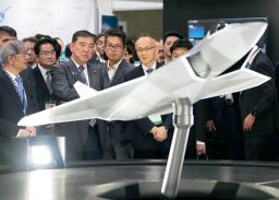 　防衛装備や兵器の見本市「ＤＳＥＩ　Ｊａｐａｎ」を視察する石破首相（前列左から２人目）＝２２日午前、千葉市