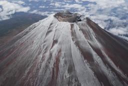 　山頂付近が積雪した富士山＝昨年１１月
