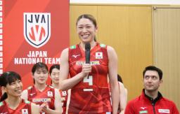 　記者会見であいさつするバレーボール女子日本代表の石川真佑主将。右はフェルハト・アクバシュ監督＝２２日、東京都北区