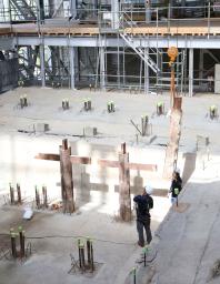 　熊本城の宇土櫓で行われた地下部分の柱の解体作業＝２２日午前、熊本市