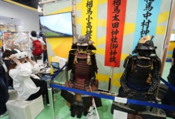 　「福島復興展示」で紹介されている伝統行事「相馬野馬追」の甲冑＝２２日午後、大阪市此花区の夢洲