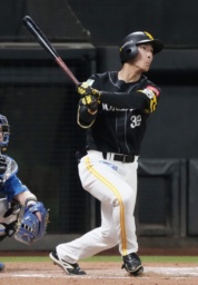 　１１回ソフトバンク１死、柳町が右越えに勝ち越しソロを放つ＝エスコンフィールド