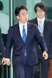 　首相官邸に入る小泉農相＝２３日午前