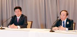 　Ｇ７財務相・中央銀行総裁会議の閉幕後、記者会見する加藤財務相（左）と日銀の植田総裁＝２２日、カナダ・バンフ（共同）