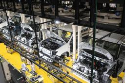 　ダイハツ工業京都工場の生産ライン＝４月、京都府大山崎町