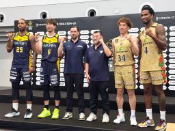 　記者会見を終え、ポーズをとる琉球・小野寺（右から２人目）と宇都宮・比江島（左から２人目）ら＝２３日、横浜アリーナ
