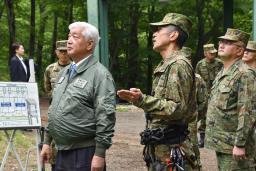 　「レンジャー」の教官を養成する訓練を視察する中谷防衛相（左）＝２３日午後、静岡県小山町
