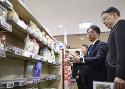 　スーパーのコメ売り場を視察する小泉農相（右から２人目）＝２３日午後、東京都江東区（代表撮影）
