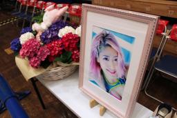 　リング脇に飾られたプロレスラー木村花さんの写真＝２３日午後、東京・後楽園ホール